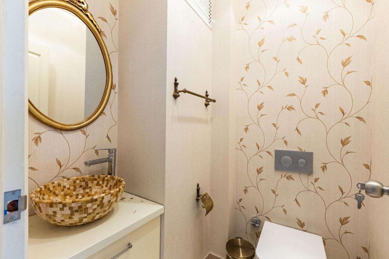 Flat Near Bosphorus Coast With View In Uskudar Istambul